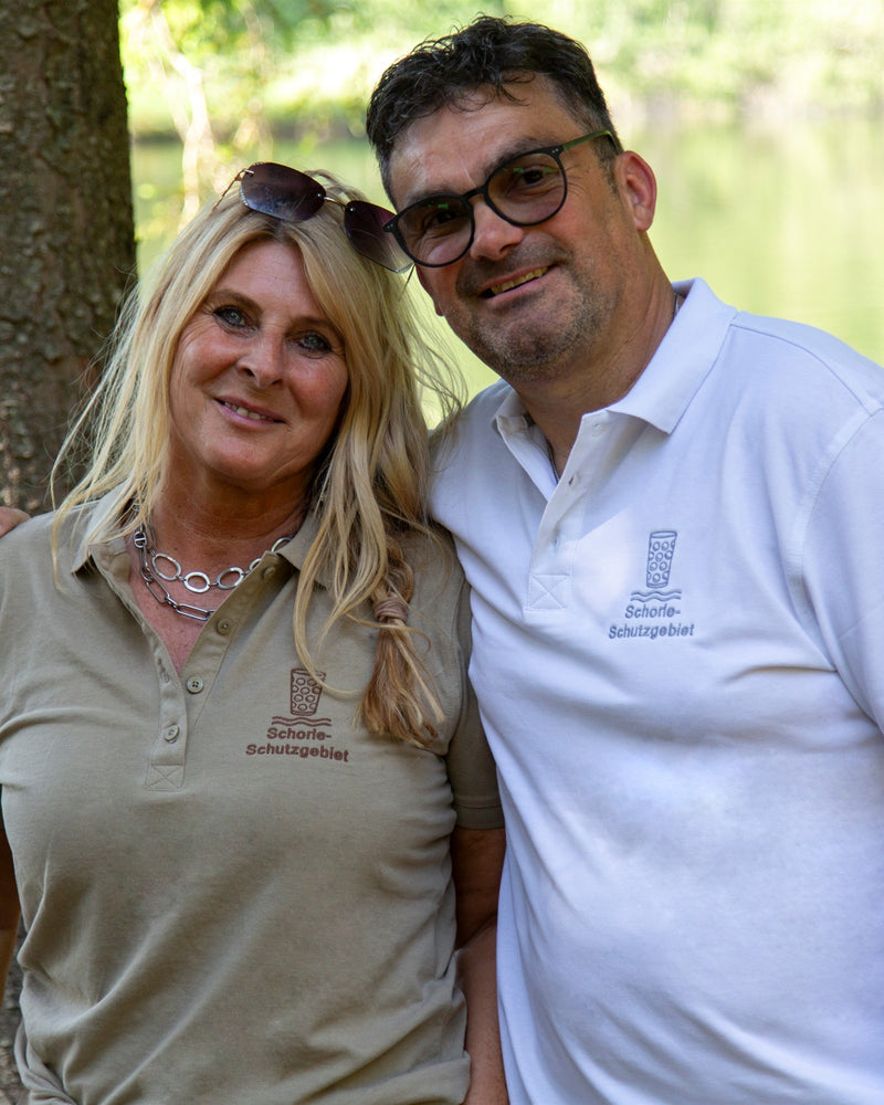 Poloshirt Damen in Sand, daneben das Herrenmodell in Weiss
