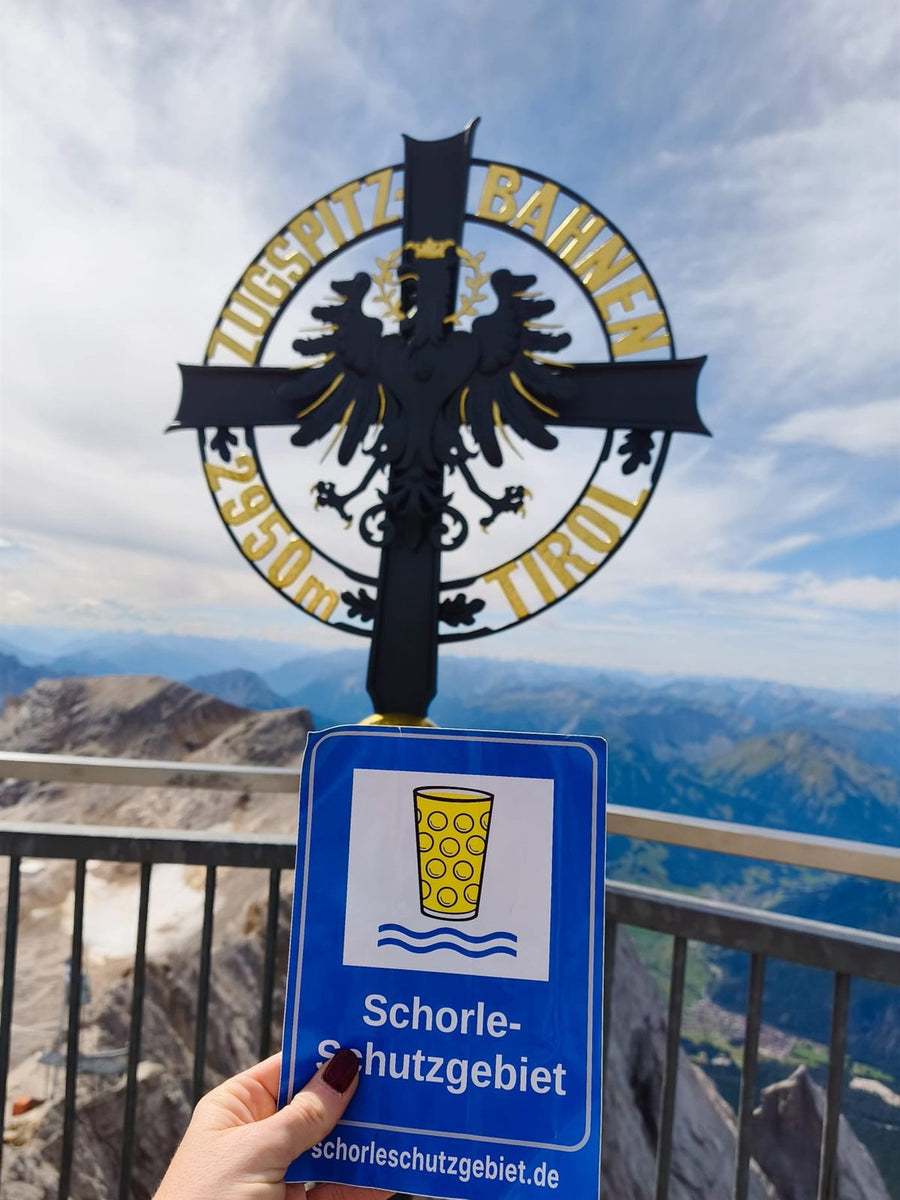 Das Schorleschutzgebiet-Schild am Gipfelkreuz der Zugspitze